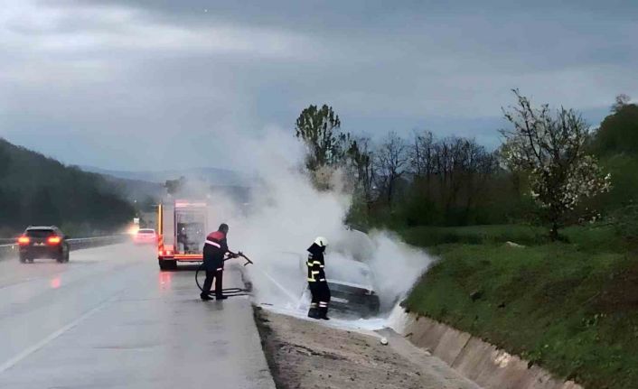 Samsun’da seyir halindeki otomobilde yangın: 4 yaralı