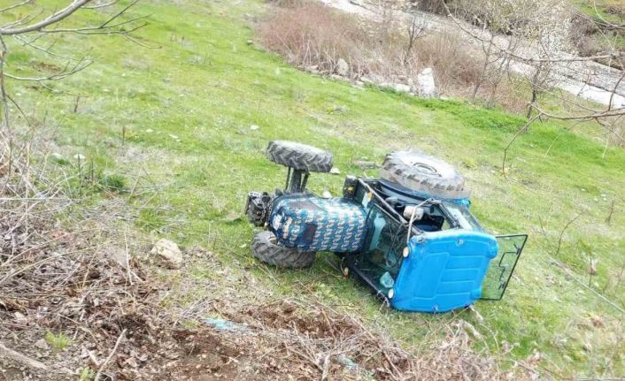 Tarlada devrilen traktörün sürücüsü yaralandı