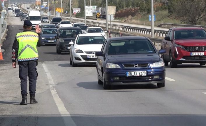 Tatilciler yollara akın etti, 43 ilin geçiş güzergahında trafik yoğunluğu