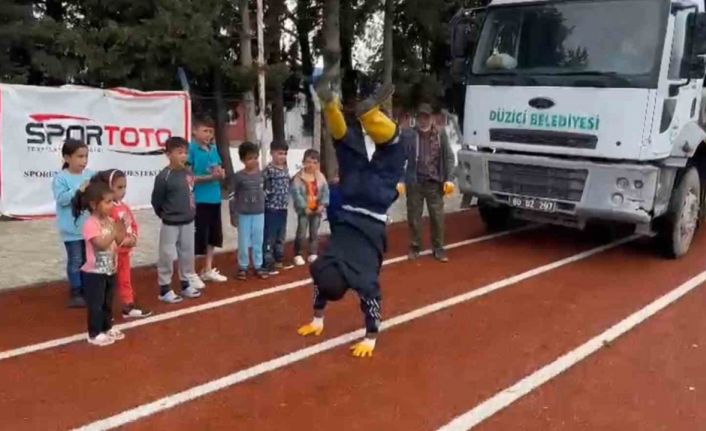 Temizlik ekibi mola verdi, çocukları eğlendirdi