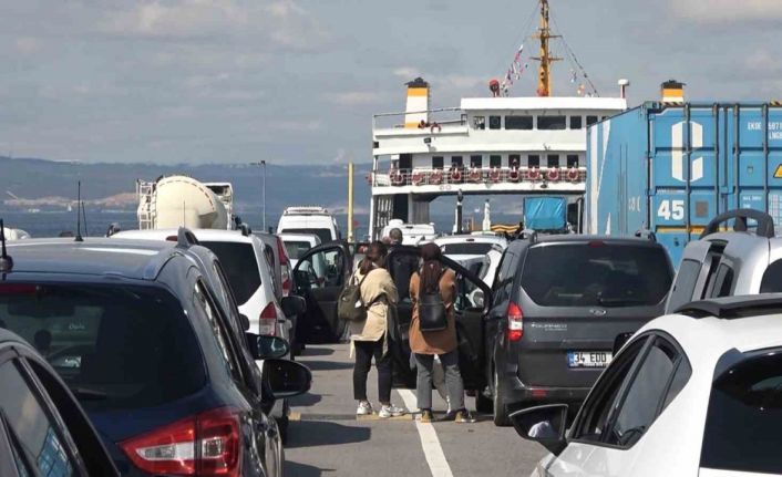 Topçular İskelesi’nde bayram tatili dönüşü yoğunluk yaşanıyor