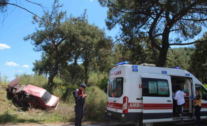 Toprak yığınına çarpan otomobil hurdaya döndü: 1’i ağır 2 yaralı