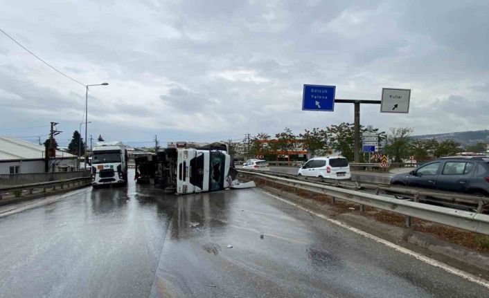 Virajda kontrolden çıkan tır devrildi, sürücü yaralandı