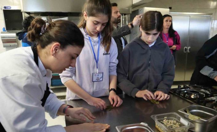 Yabancı öğrenciler yaprak sarma ve mantı yaptılar