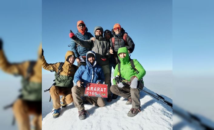 Yabancı turistler Ağrı Dağı zirvesinde