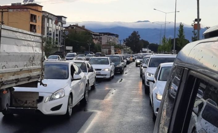 Yağış ve kazalar bayram trafiğini felç etti