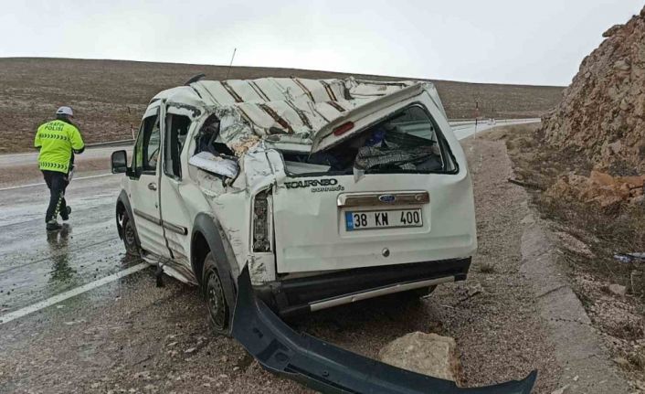 Yağmurla kayganlaşan yol kazaya neden oldu, 5 yaralı