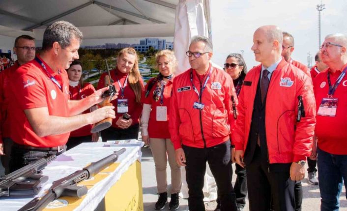 YÖK Başkanı Özvar, SÜ standını gezdi