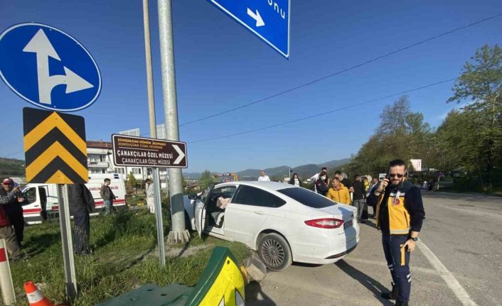Zonguldak’ta direksiyon hakimiyetini kaybeden sürücü direğe çarptı