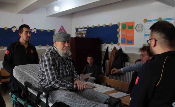 87 yaşındaki Mustafa amca oy kullanmaya ambulansla geldi