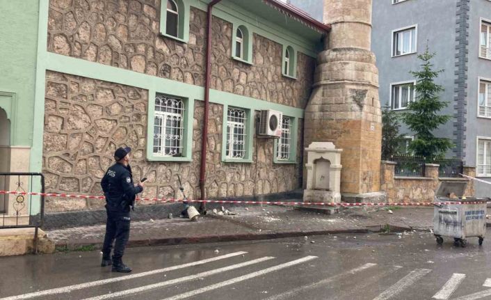 Aleme isabet eden yıldırım cemaati korkuttu