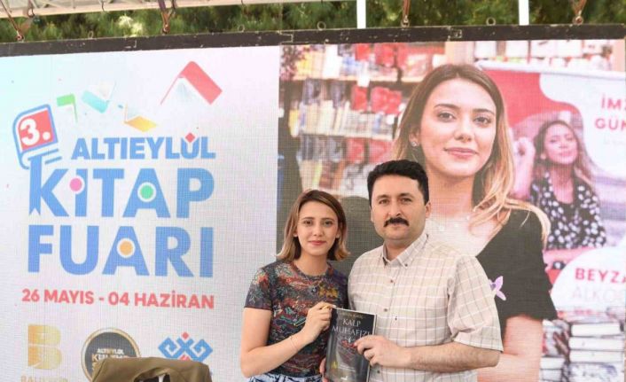 Altıeylül Kitap Fuarında yazarlara büyük ilgi