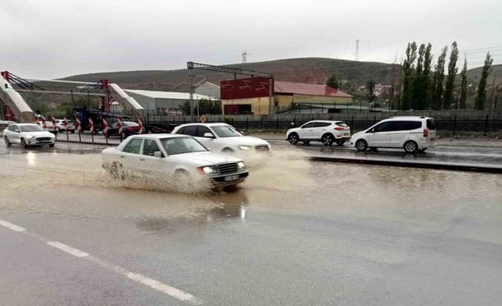 Ankara’da şiddetli yağış sürücülere ve vatandaşlara zor anlar yaşattı