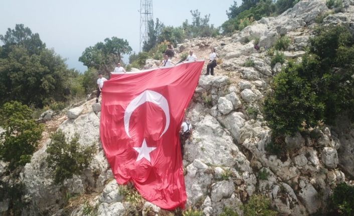 Antalya’da 100 metrelik uçurumda Türk bayrağı astılar