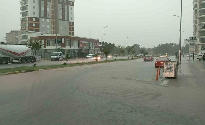 Antalya’da sağanak hayatı felç etti, araçlar yollarda kaldı