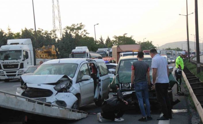 Arıza yapan kamyon zincirleme kazaya sebep oldu: 2 kişi yaralandı