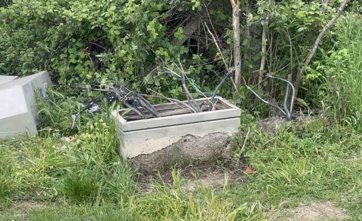 Arnavutköy’de sürücüsünün kontrolünden çıkan otomobil durağa daldı: 2 yaralı