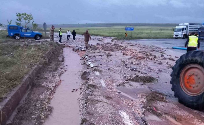 Aşırı yağış nedeniyle kapatılan yol, trafiğe açıldı