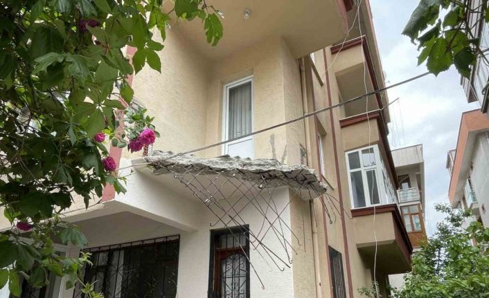Avcılar’da balkonu çöken 36 yıllık bina tahliye edildi
