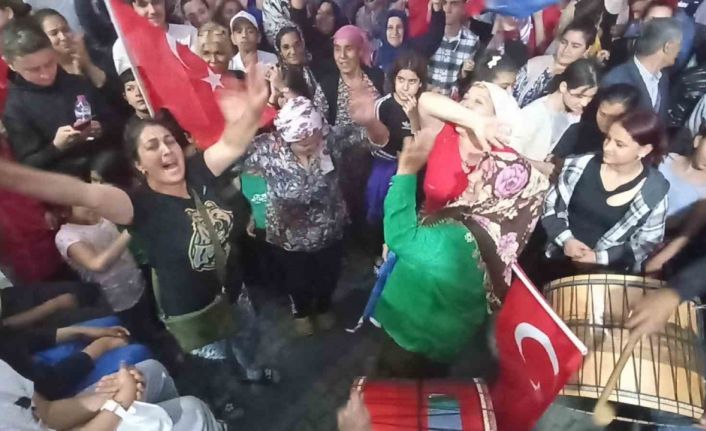 Balıkesir’de Roman vatandaşlar Cumhurbaşkanı Erdoğan’ın zaferini kutladı