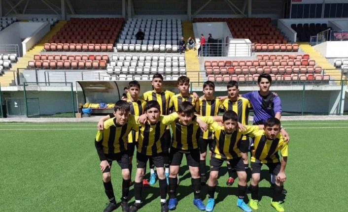 Bayburt Ortaokulu futbol takımı bölge şampiyonu