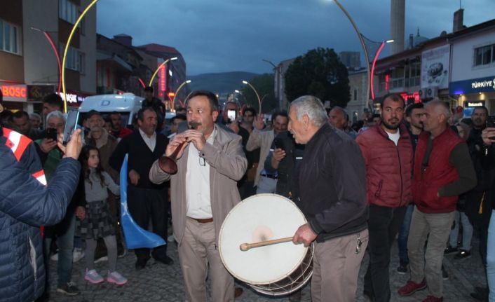 Bayburt’ta davul zurnalı seçim kutlaması erken saatlerde başladı