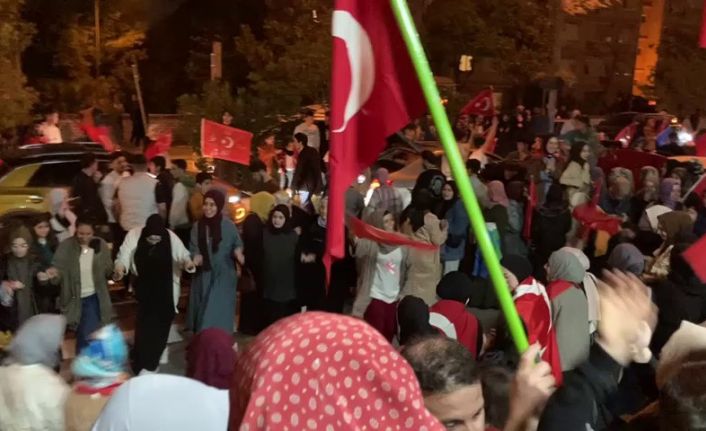 Beylikdüzü’nde zafer kutlamaları gece yarısına kadar sürdü