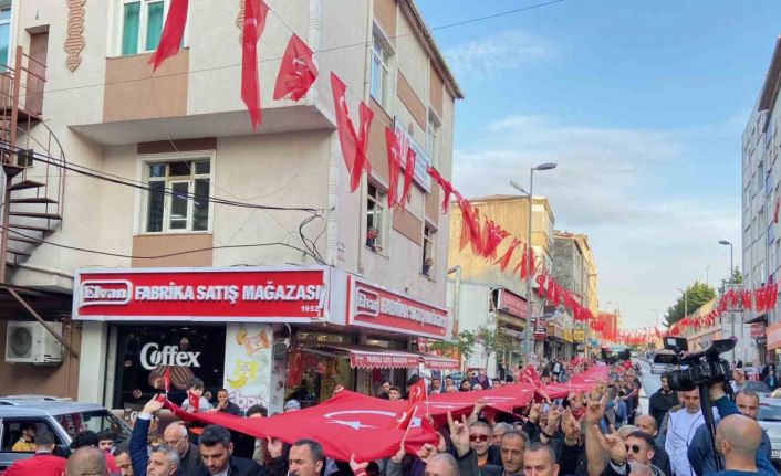 Beyoğlu’nda Cumhur İttifakı Türk bayraklarıyla yürüyüş yaptı