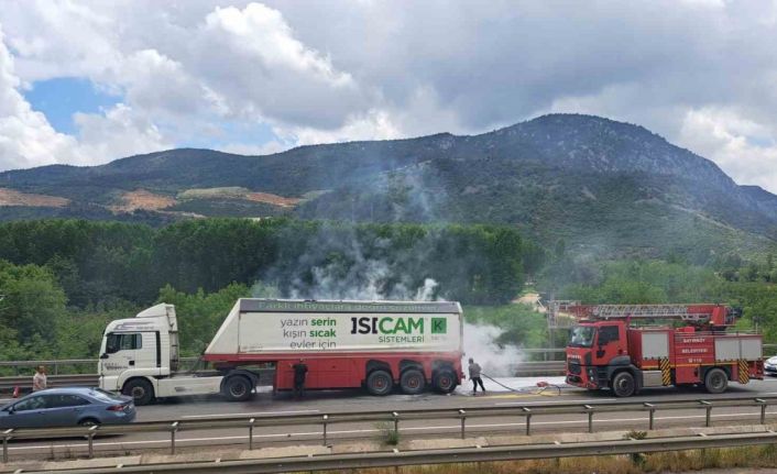 Bilecik’te seyir halindeki tır bir anda alev aldı