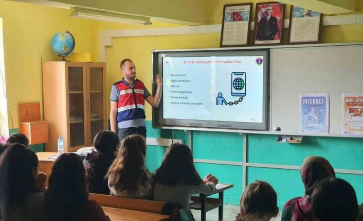 Burdur’da öğrencilere uyuşturucu ve siber suçlarla mücadele eğitimi verildi