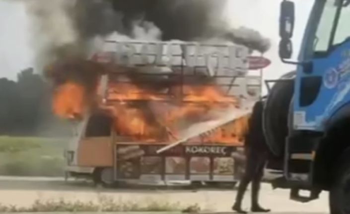 Bursa’da kokoreç aracının alev alev yandığı anlar kamerada