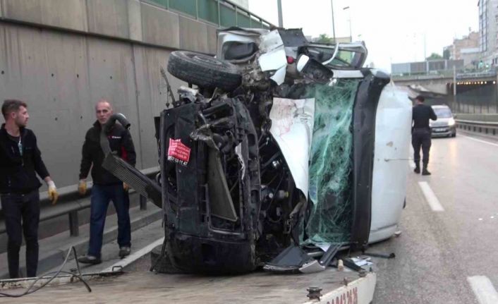 Bursa’da kontrolden çıkan ticari minibüs devrildi: 1 yaralı