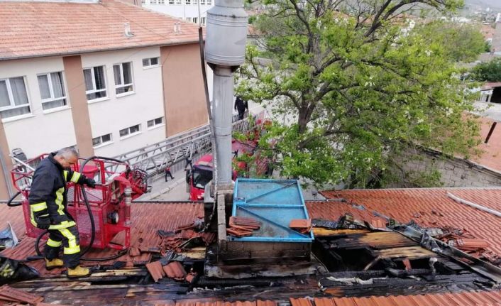 Çatı yangını büyümeden söndürüldü