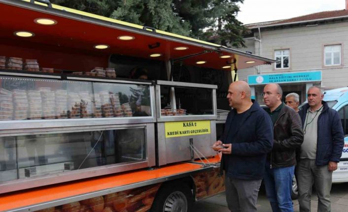 Devrekani Belediyesi tarafından vatandaşlara cırık tatlısı dağıtıldı