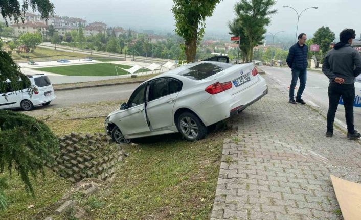 Düzce’de otomobil aydınlatma direğine çarptı: 2 yaralı