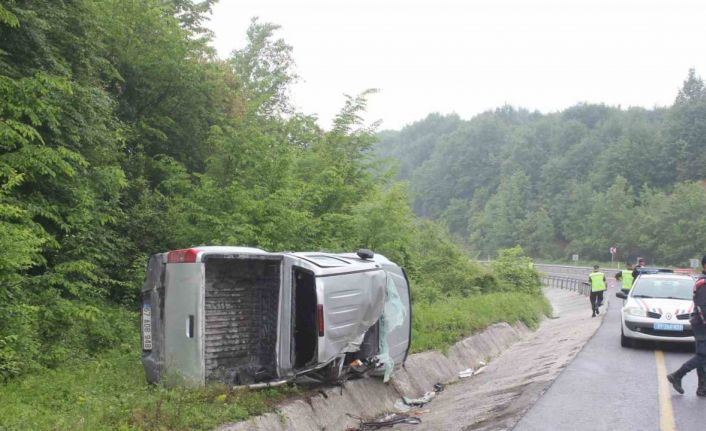 Düzce’de yoldan çıkan kamyonet yan yattı: 1 yaralı
