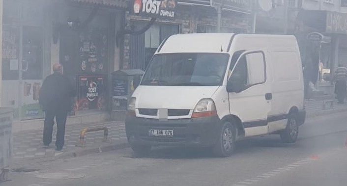 Edremit’te caddeyi dumana boğan minibüs paniğe neden oldu