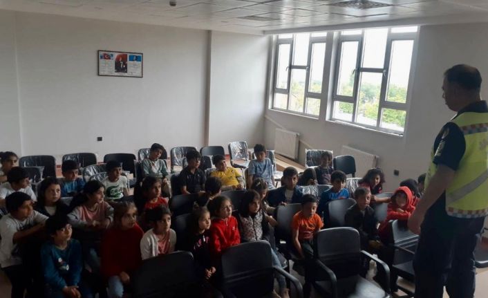 Elazığ’da jandarma ekipleri, öğrencilere trafik eğitimi verildi