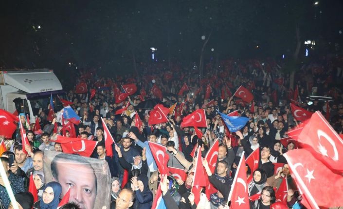 Elazığ’da seçim sonucu coşkuyla kutlandı