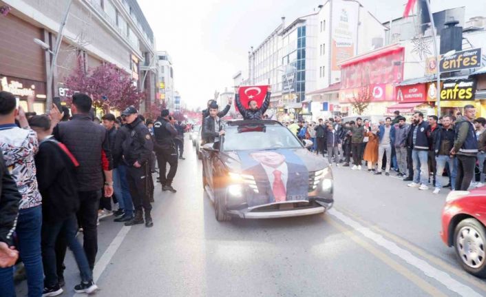 Erzurumlular Erdoğan’ın zaferini halaylarla kutladılar