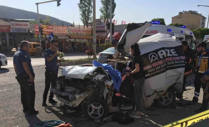 Freni patlayan tır kırmızı ışıkta bekleyen araçların arasına daldı