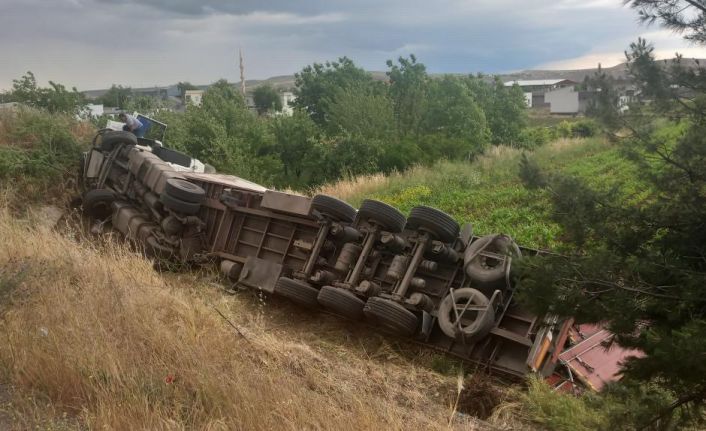 Freni patlayan tır şarampole devrildi