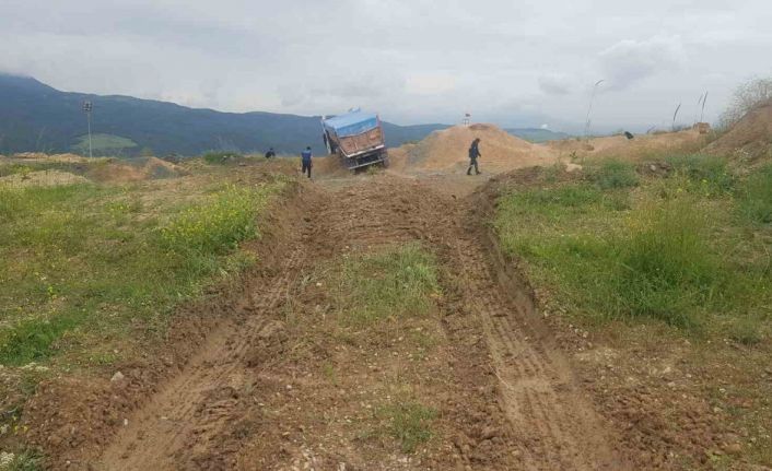 Frenleri patlayınca yoldan çıktı, kum yığınları kurtardı