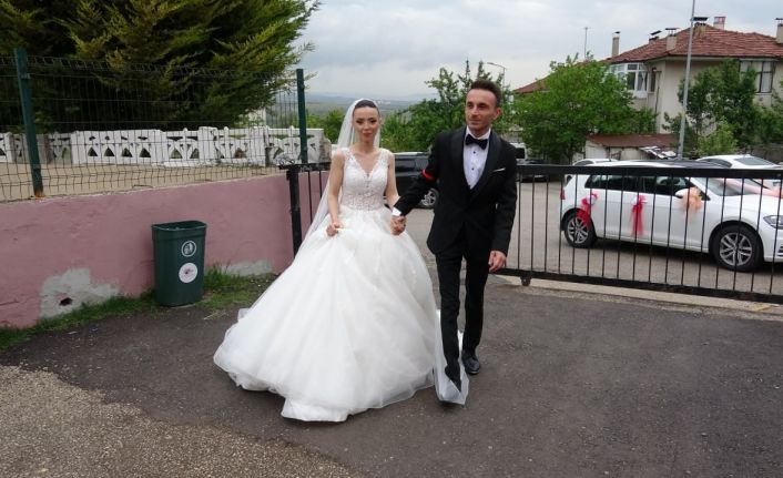 Gelin ve damat son dakika oy kullandılar