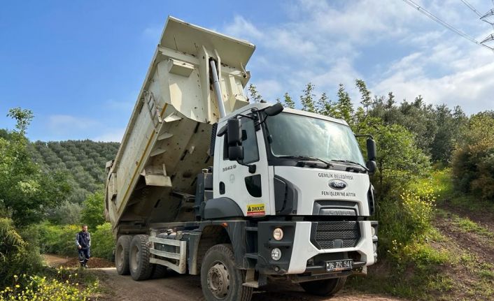 Gemlik’te çiftçilere arazi yolu desteği