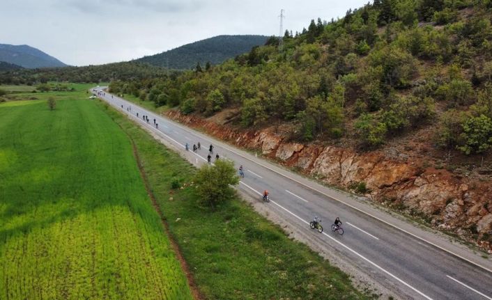 Gençler, genç kalmak için yağmur altında pedal çevirdi