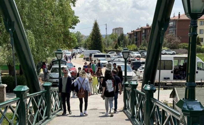 Güneşli havayı fırsat bilen vatandaşlar soluğu parklarda aldı