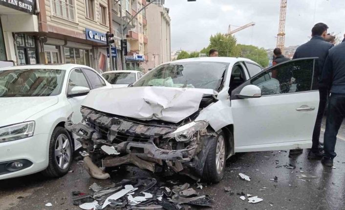 Güngören’de zincirleme kaza: 1’i ağır 2 yaralı