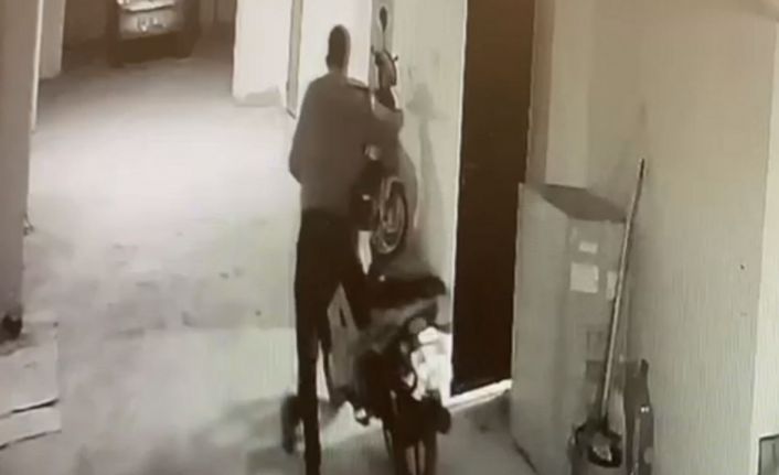 Güvenlik kamerasına yakalanan hırsız rahat tavırlarıyla dikkat çekti