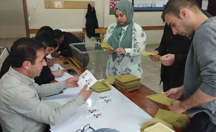 Hakkari’de sandıklar kapandı